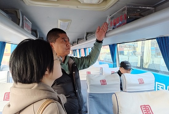 幸福班車上設(shè)置充電寶、雨傘等應(yīng)急物品.jpg