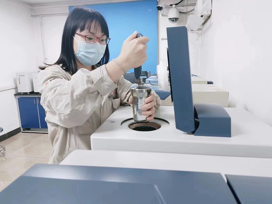 豐潤(rùn)熱電公司：煤化驗(yàn)中的巾幗情2 - 副本.jpg