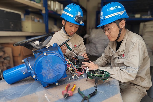 熱控一班人員正在進(jìn)行電動執(zhí)行機(jī)構(gòu)修復(fù)再利用。.jpg