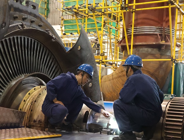 檢修部汽機車間本體班技術人員在研究螺栓切割方案。.jpg
