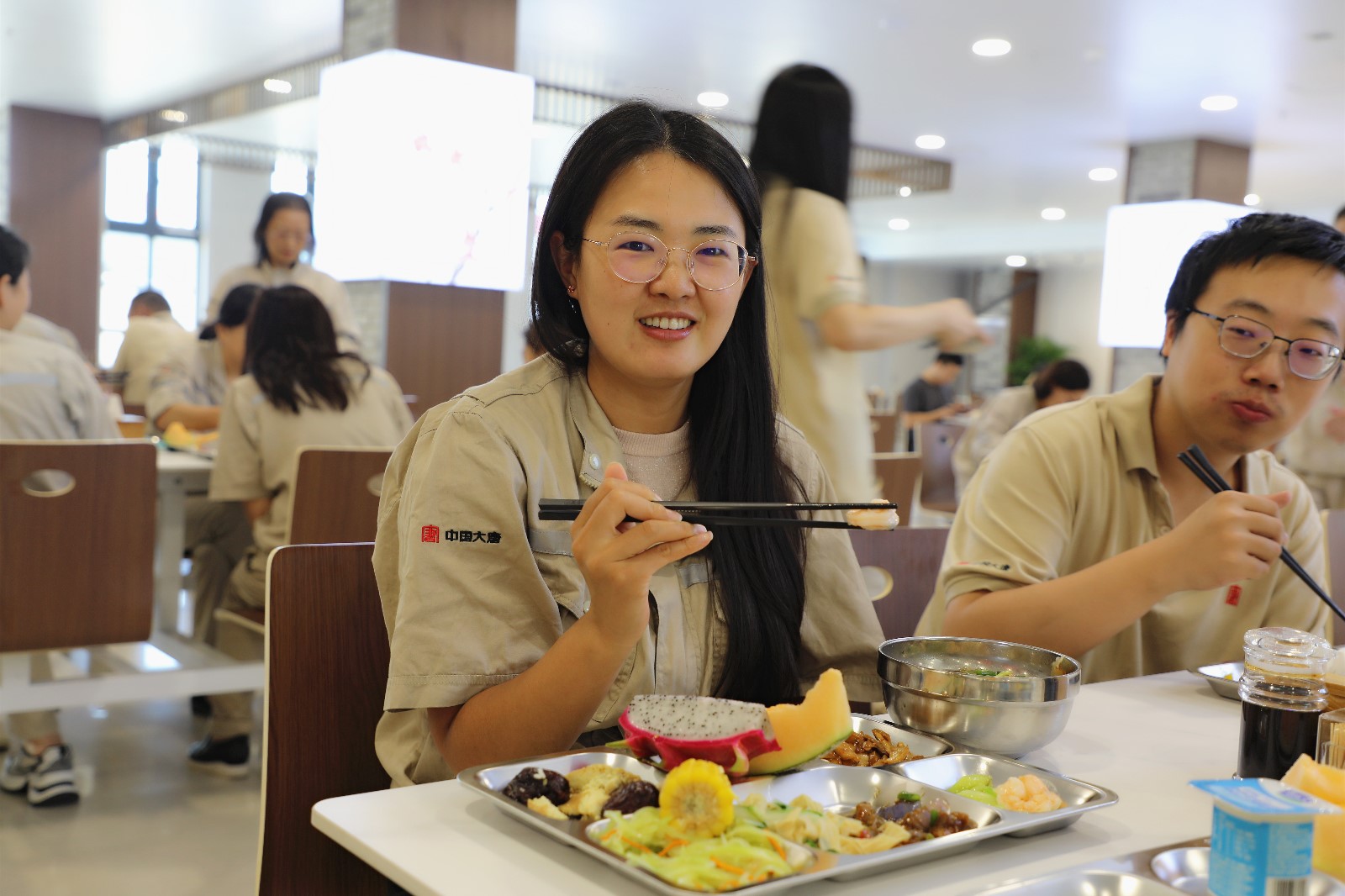 大唐保定熱電廠職工在食堂品嘗美食.jpg