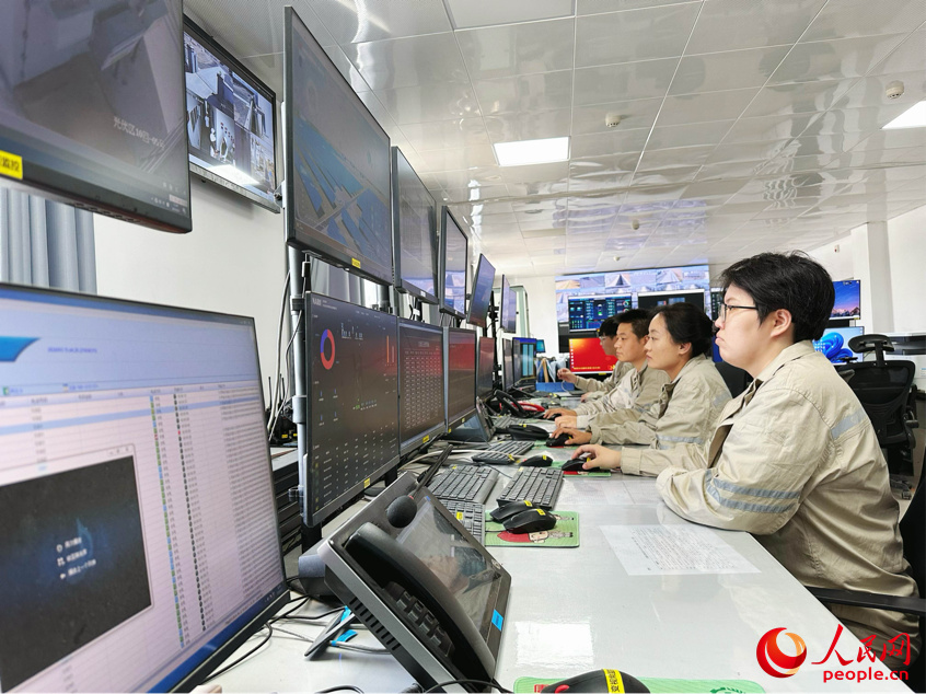 大唐昆玉光伏電站運(yùn)維人員正在工作。人民網(wǎng)記者 楊睿攝