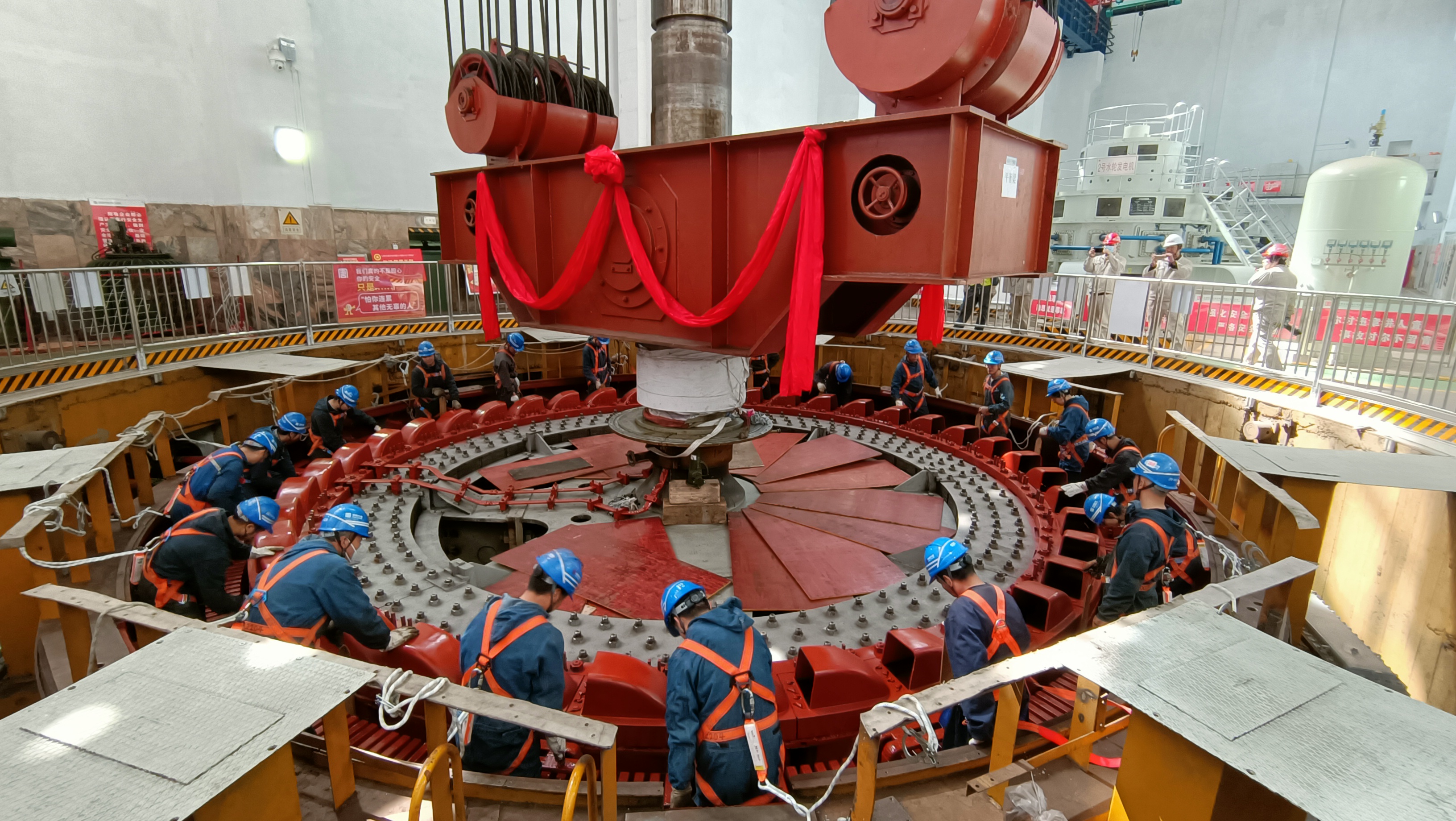 碧口水電廠發(fā)電機轉子回裝現(xiàn)場（劉小娟攝）.jpg
