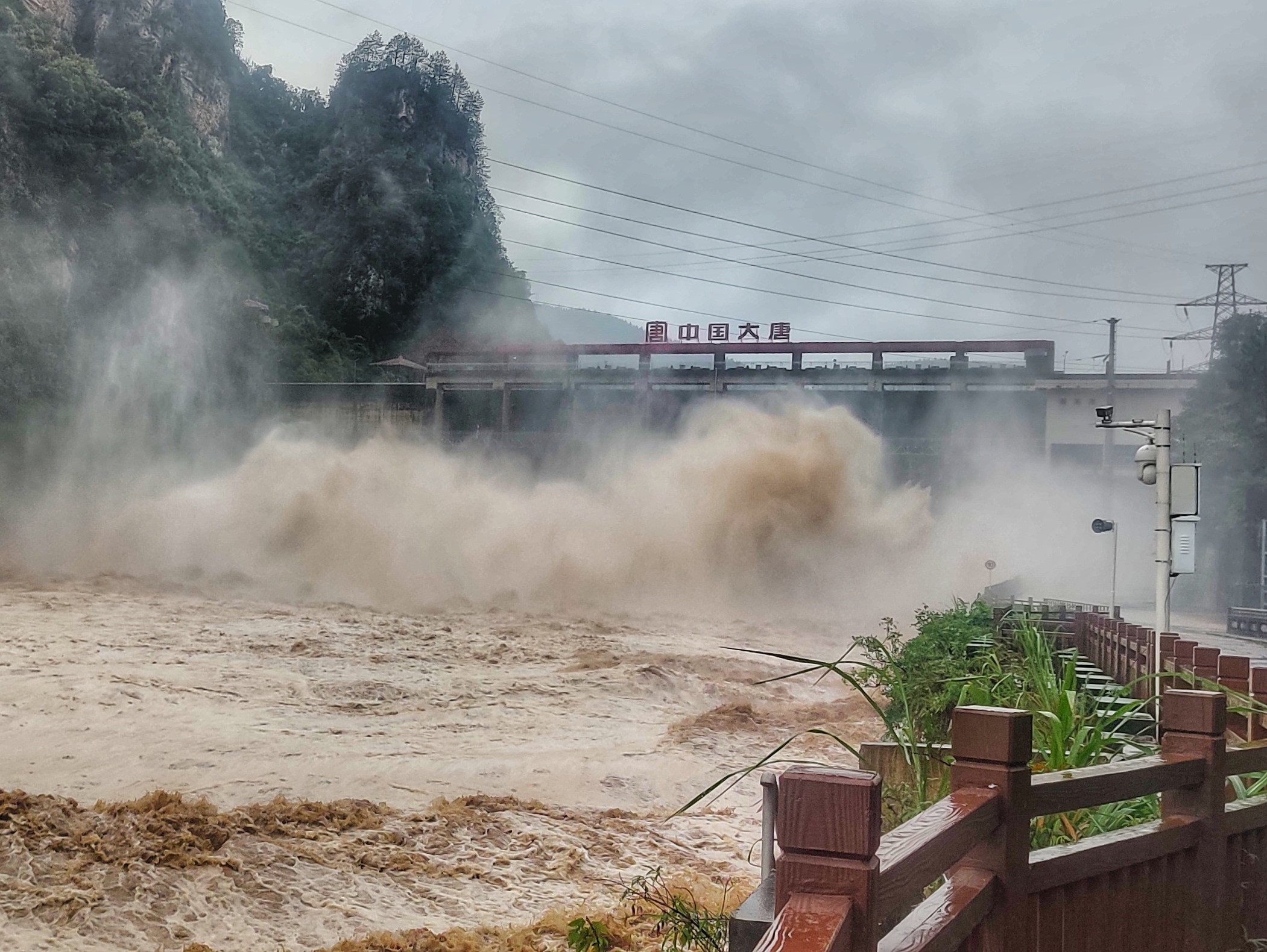 張家界水電公司迎接洪峰過(guò)境.jpg