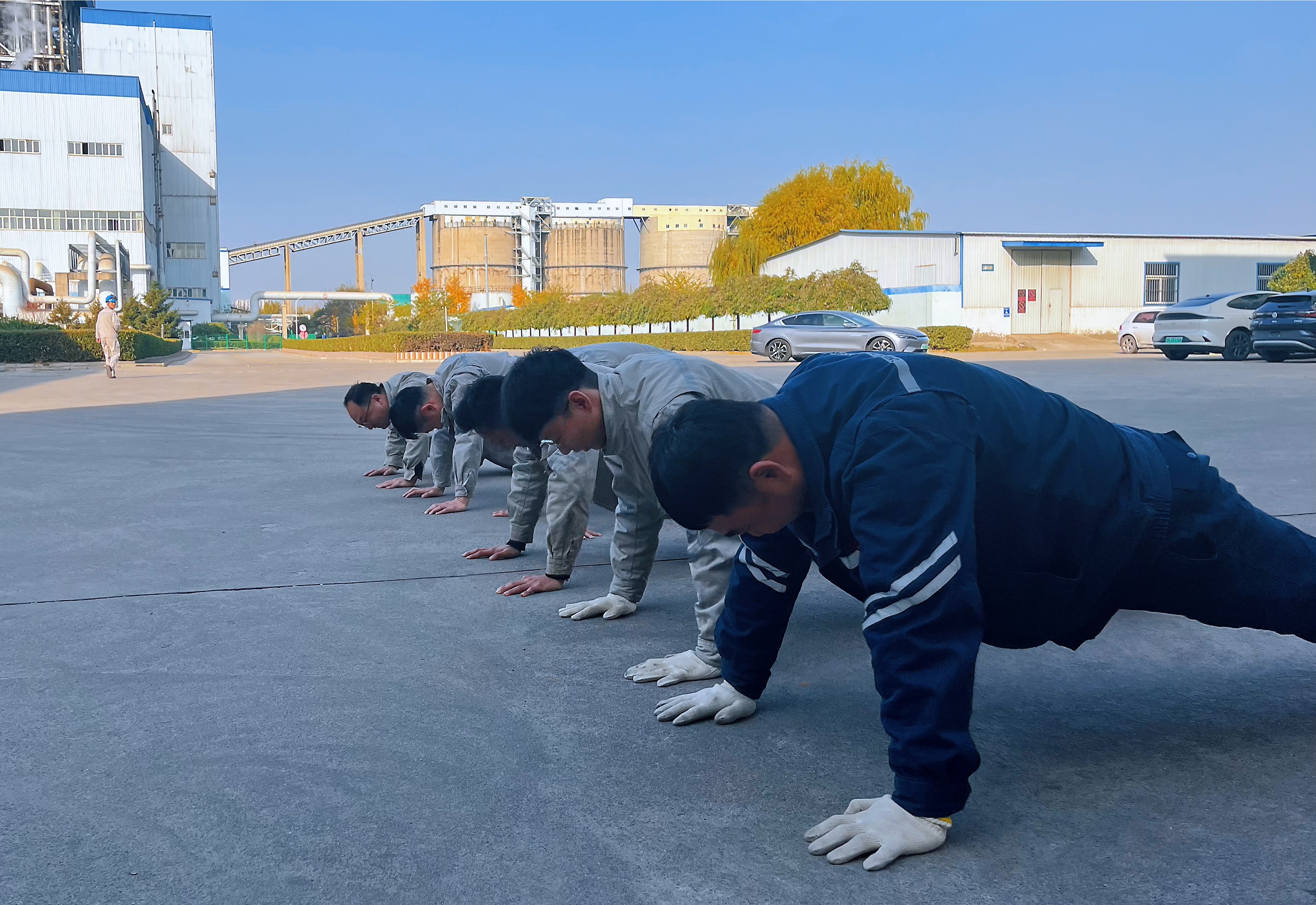【現(xiàn)場風(fēng)采】豐潤熱電公司：職工俯臥撐比賽 “撐”出精神頭 (2)_副本.jpg